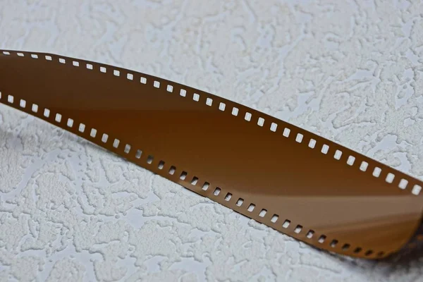 Ein Teil Eines Braunen Films Auf Einer Grauen Oberfläche — Stockfoto