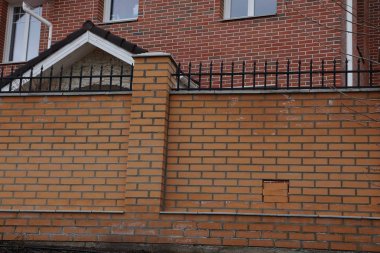 kahverengi tuğla çit ile keskin demir siyah çubuklar