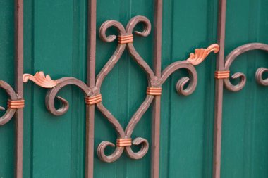 Demir çubuklar bir yeşil duvar dövme desen metalden arka plan