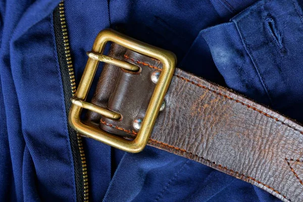 Cinturón Cuero Marrón Viejo Con Hebilla Latón Pantalones Azules —  Fotos de Stock