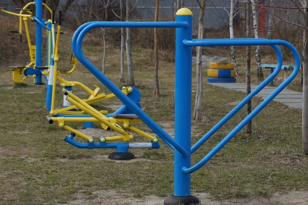 Blue Yellow Metal Gym Equipment Outdoors Grass — Stock Photo, Image