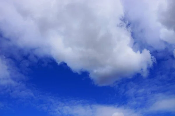 Große Weiße Wolken Strahlend Blauen Himmel — Stockfoto