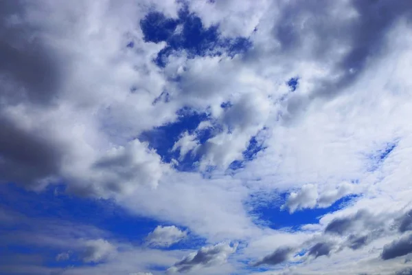 Große Weiße Wolken Blauen Himmel — Stockfoto