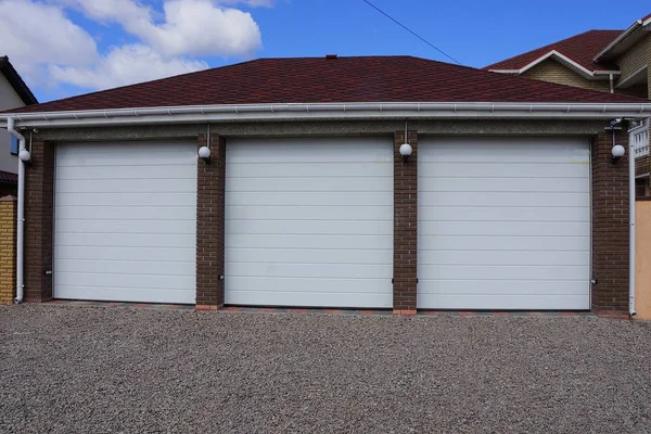 Voorkant Van Garage Met Drie Grijze Poorten Straat Door Weg — Stockfoto