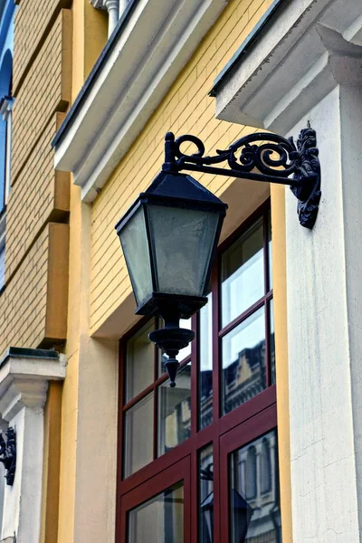 Старая Уличная Лампа Стене Возле Окна — стоковое фото