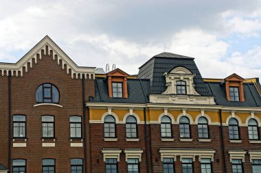 Daire ev çatıları ve gökyüzüne karşı windows ile parçası