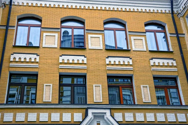 Windows Egy Barna Modern Emeletes Épület Homlokzatán — Stock Fotó