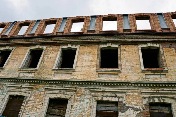 Altes Zerstörtes Haus Aus Braunem Backstein Auf Der Straße — Stockfoto