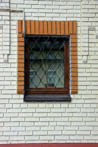 Hölzerne Braune Fenster Hinter Einem Gitter Einer Ziegelwand — Stockfoto