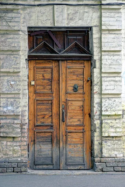 Braune Holztür Einem Alten Backsteingebäude — Stockfoto