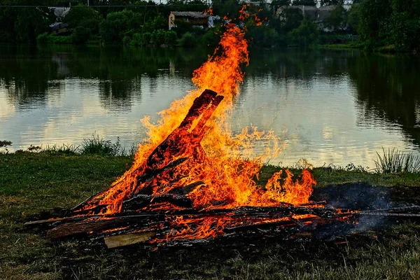 Большой Пожар Берегу Озера Сумерках — стоковое фото