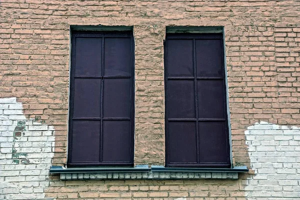 Dwa Stare Okna Pokryte Brązowy Żelaza Ceglany Mur — Zdjęcie stockowe