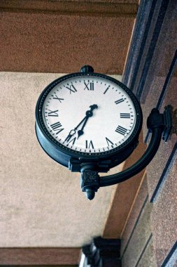 büyük yuvarlak saatler gri kahverengi binaya duvara asmak