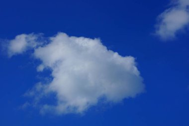  beyaz bulut mavi parlak gökyüzü içinde