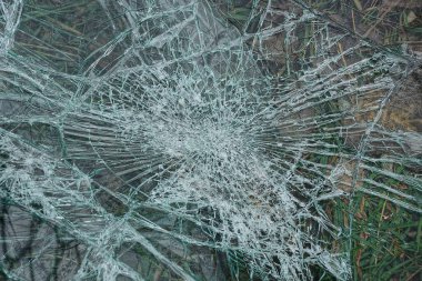 Kırık cam ile hafif camsı doku çatlaklar