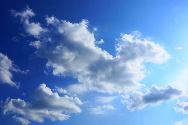 明るい青空に白い雲がたくさん — ストック写真