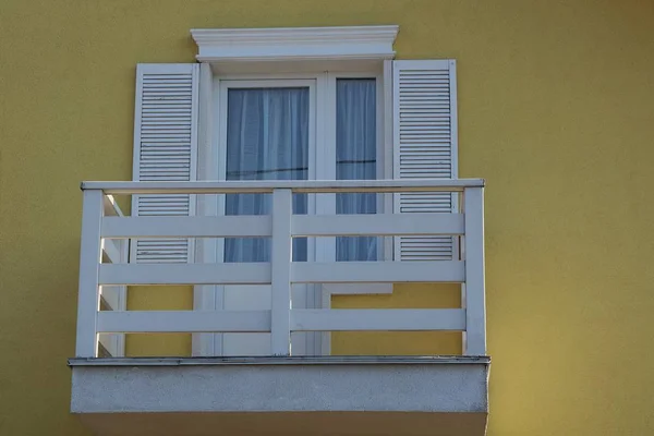 Balcón Madera Blanca Tablones Con Una Ventana Una Puerta Pared — Foto de Stock