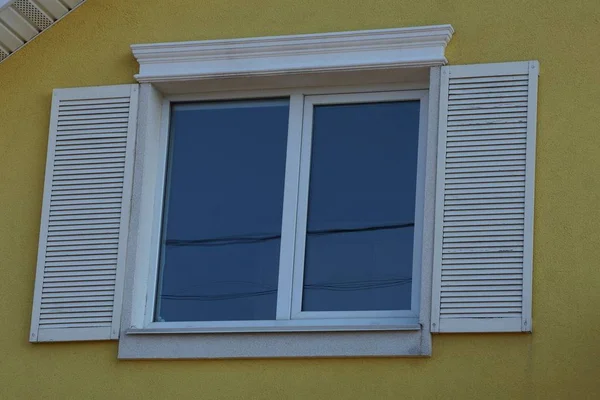 Binanın Sarı Duvardaki Açık Ahşap Kepenkleri Ile Beyaz Pencere — Stok fotoğraf