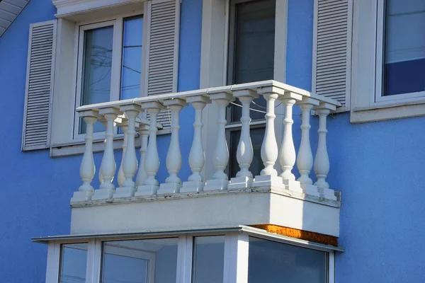 Balcon Ouvert Béton Blanc Avec Fenêtres Une Porte Sur Mur — Photo