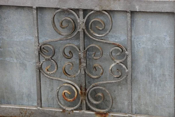 栅栏墙上的金属锻铁棒的灰色背景 — 图库照片