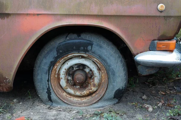 Parte Viejo Coche Marrón Con Neumático Plano Gris Arena —  Fotos de Stock