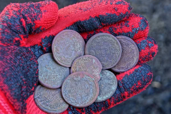 Купа Старих Мідних Монет Руці Червоній Чорній Рукавичці — стокове фото