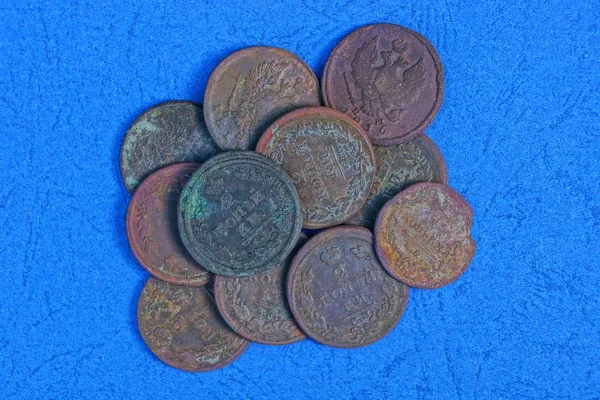 Montón Monedas Cobre Edad Encuentran Una Mesa Azul — Foto de Stock
