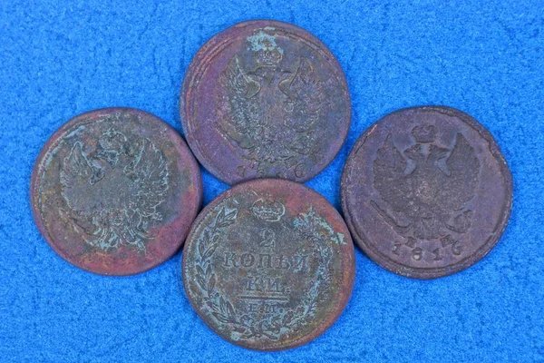 Quatro Moedas Marrons Velhas Encontram Uma Tabela Azul — Fotografia de Stock