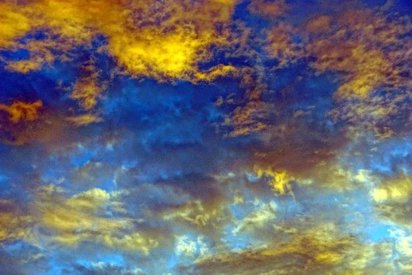 Farbige Wolken Gegen Blauen Himmel — Stockfoto