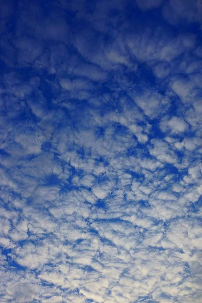 Grauweiße Wolken Blauen Himmel Einem Sonnigen Tag — Stockfoto