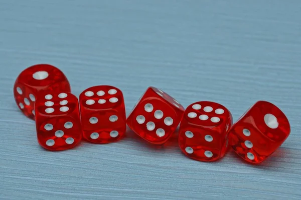 Una Fila Dados Rojos Fondo Pequeños Cubos Blancos — Foto de Stock