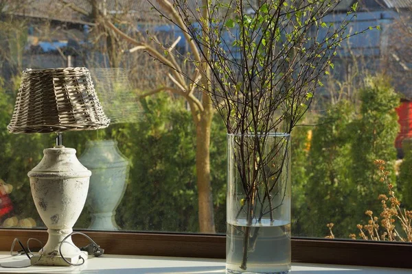 Auf Der Fensterbank Neben Dem Glasfenster Stehen Eine Graue Lampe — Stockfoto