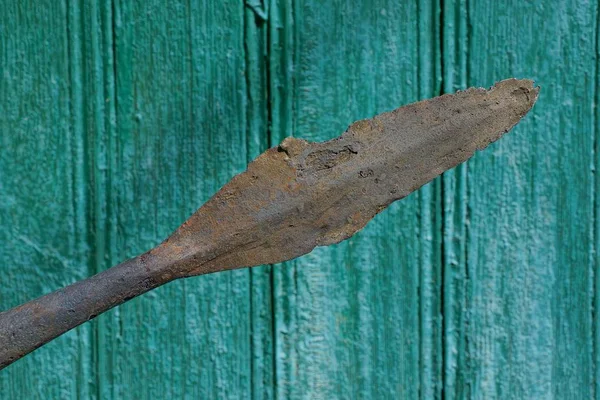 Yeşil Duvara Karşı Uzun Eski Demir Mızrak — Stok fotoğraf