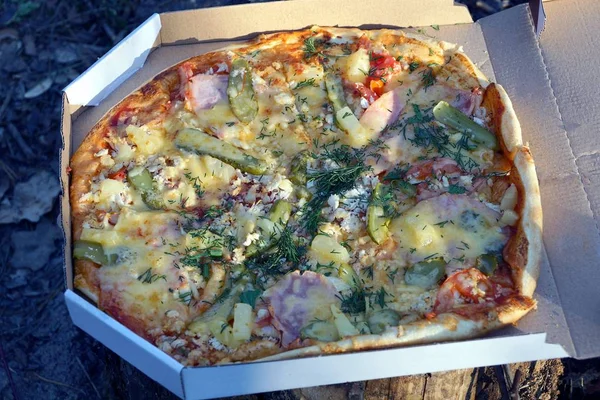 Uma Pizza Redonda Uma Caixa Papel Stith Toco Natureza — Fotografia de Stock