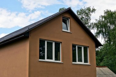 Pencereleri olan özel bir binanın kahverengi cephesi