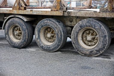 Asfalt üzerinde üç büyük römork kamyon jantlar