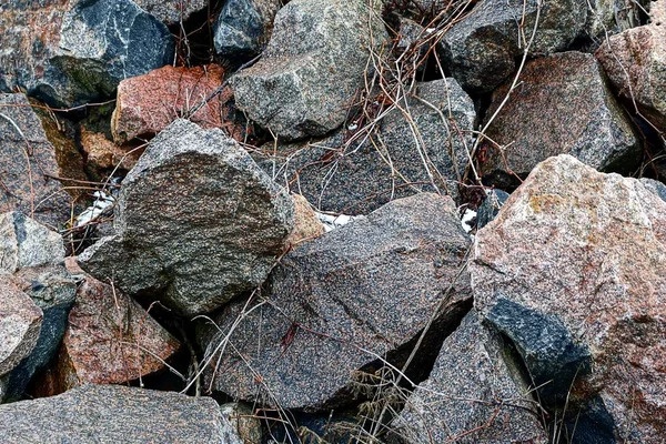 Textura Pedra Grandes Pedras Marrons Galhos Secos Neve — Fotografia de Stock