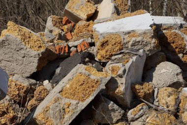 sokakta çöp yığını beton ve taşlar parçaların gri arka plan