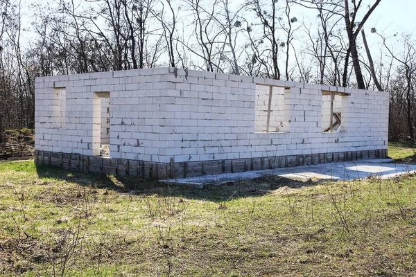 Construction Site Unfinished Gray Brick House Green Grass — Stock Photo, Image