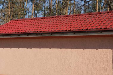 kırmızı karo çatı ile evin büyük duvar