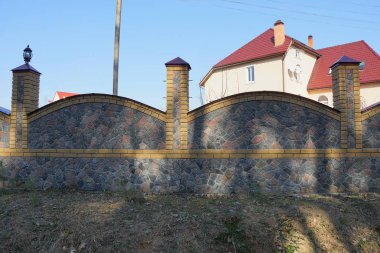 çim dışında gri taş çit bir parçası