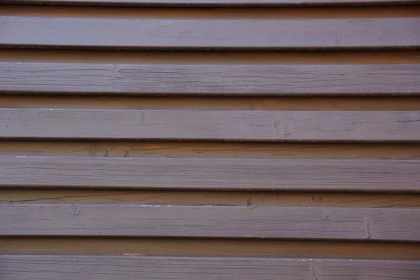 棕色木制背景的薄长板在街道上的栅栏墙 — 图库照片