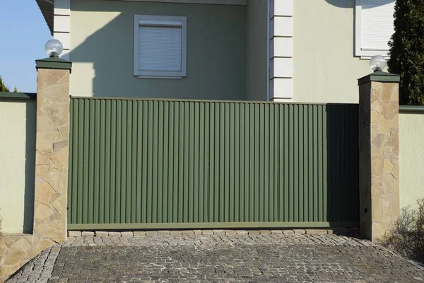 Lungo Cancello Metallo Verde Nella Strada Vicino Muro Della Casa — Foto Stock