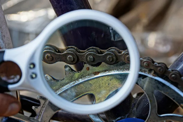 White Magnifier Increases Old Iron Chain Bicycle — Stock Photo, Image