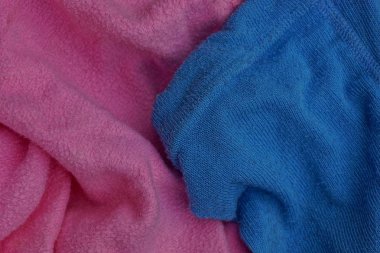 Buruşmuş malzeme parçalarının mavi kırmızı arka planı