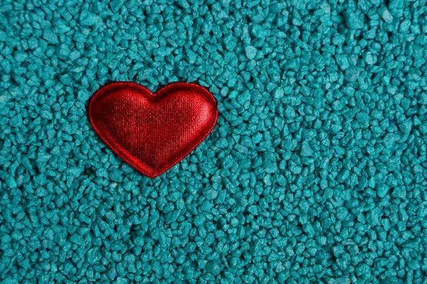 Ein Kleines Rotes Herz Ruht Auf Kleinen Blauen Steinen — Stockfoto