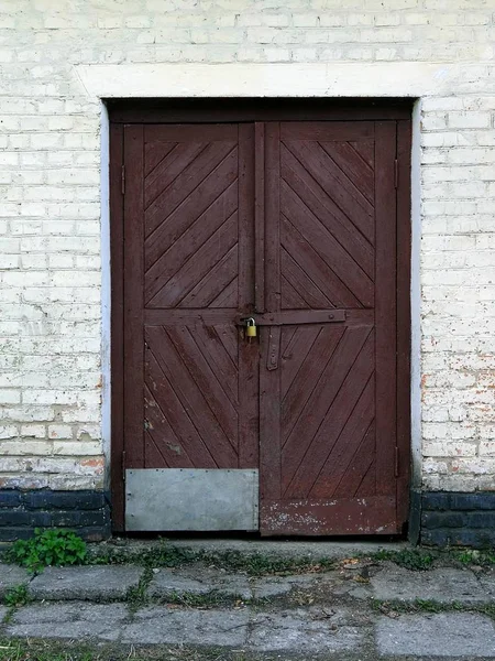 Старая Коричневая Деревянная Дверь Белой Кирпичной Стене — стоковое фото