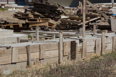 ahşap gri kalıp ve beton panoları uzun temel