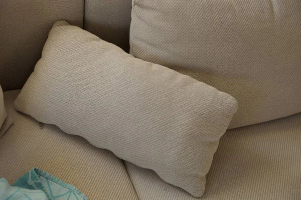 ソファの灰色の茶色の生地の枕 — ストック写真