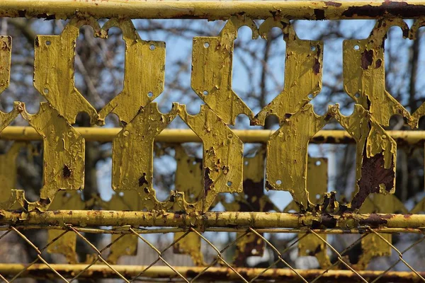 Κίτρινο Μεταλλική Υφή Από Ένα Παλιό Πλέγμα Φράχτη Σιδήρου — Φωτογραφία Αρχείου